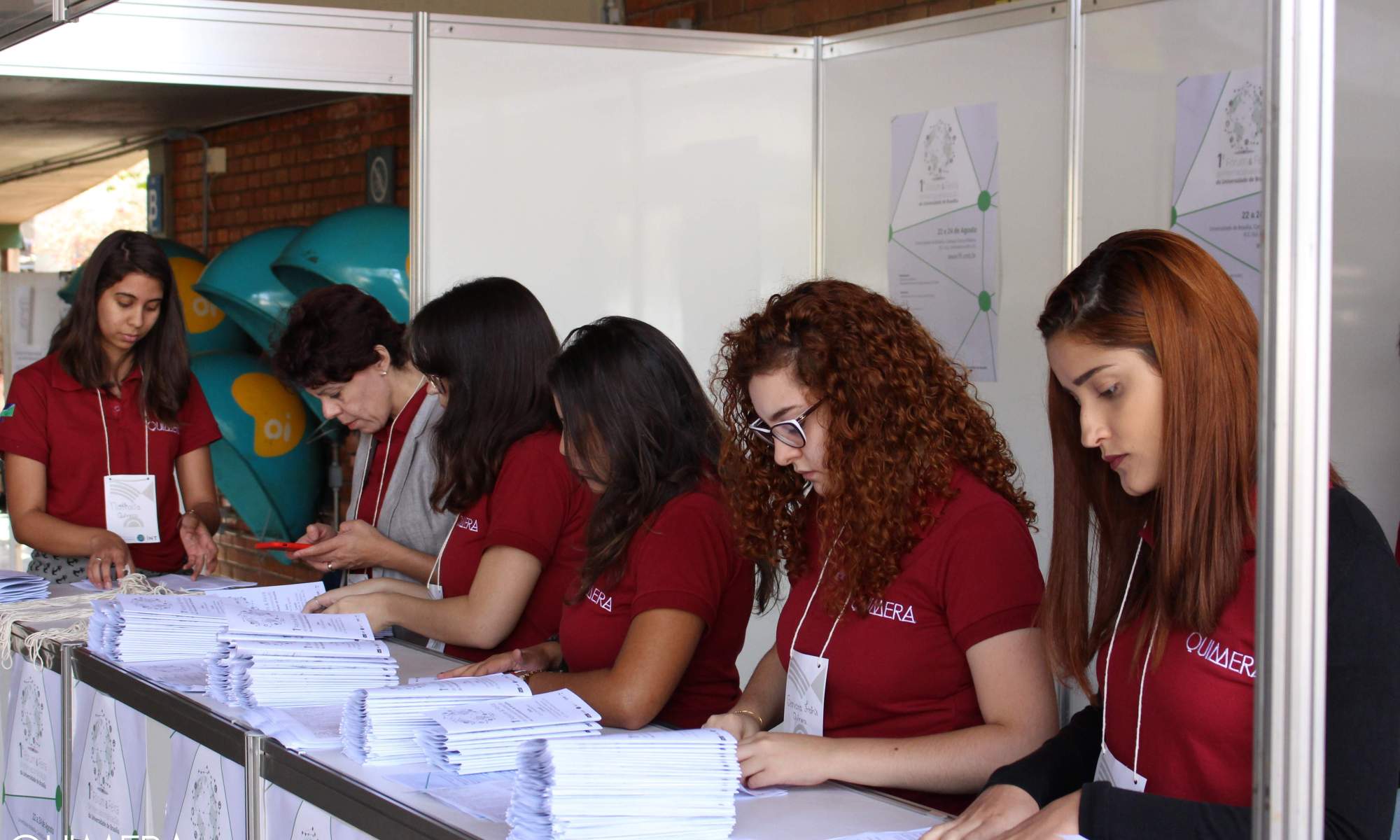 Imagem da equipe, com a camisa da quimera, trabalhando no evento feira de internacionalização